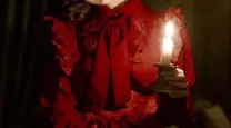 妹妹背着洋娃娃的故事究竟隐藏着什么